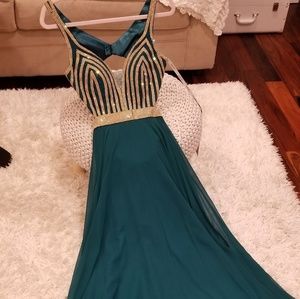 Beautiful brand new gown size 2